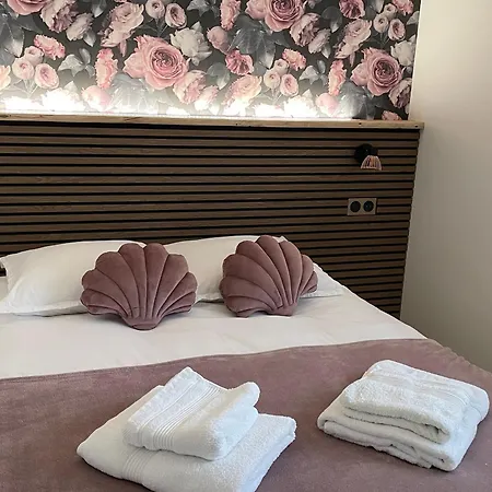 Cosy A Avec Terrasse Et Vue Riviere - Fr-1-410-424 *