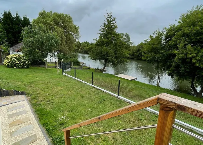 Cosy A Avec Terrasse Et Vue Riviere - Fr-1-410-424 بيت للعطل *